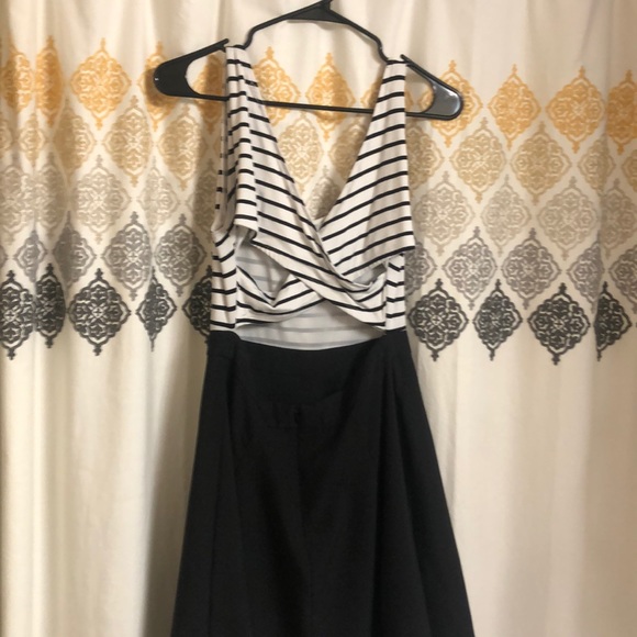 Black and white cross back dress - Picture 2 of 5